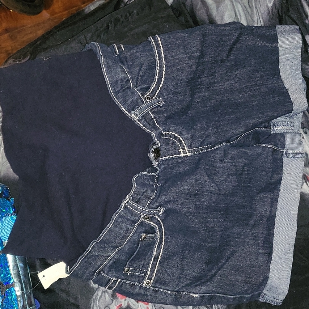 Three seasons maternity Jean shorts small